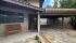 Casa aconchegante com varanda e carport.png